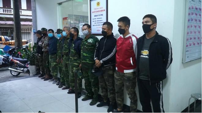 Số cá nhân liên quan đến vụ việc tại đường Bạch Đằng, được đưa về cơ quan Công an (ảnh chup chiều 16-10)