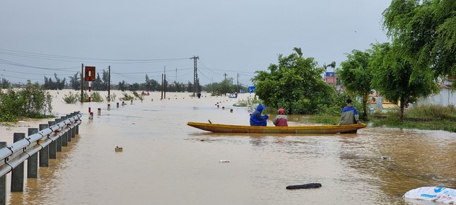 Mưa lũ kéo dài gây ngập tuyến đường tại huyện Quảng Ninh (Quảng Bình). Ảnh: Minh Phong