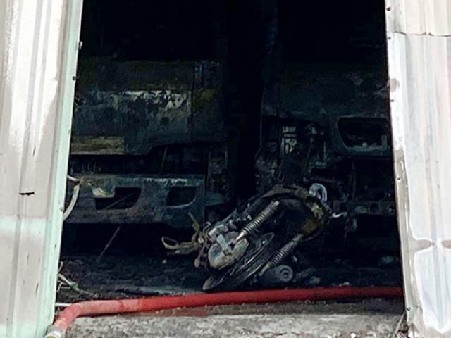 Tin tức trong ngày - Nhà xưởng ở Sài Gòn cháy dữ dội, nhiều ô tô, xe máy bị thiêu rụi