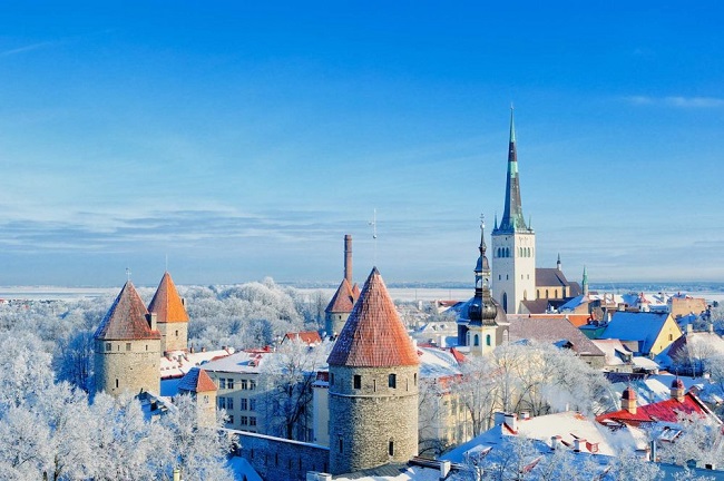 2. Tallinn, Estonia

Thị trấn thời trung cổ của Tallinn đẹp mê hồn trong mọi khoảnh khắc của năm, nhưng đến những tháng mùa đông dài, nơi đây bỗng dưng biến thành một không gian hoàn toàn mới. Đi dạo quanh Toopea kiên cố và cuối cùng bạn sẽ đến được Raekoja Plats. Khi đó, bạn có thể ghé vào căn phòng nhỏ bên cạnh Tòa thị chính để thưởng thức một ly glögi hoặc một ít súp tự nấu.
