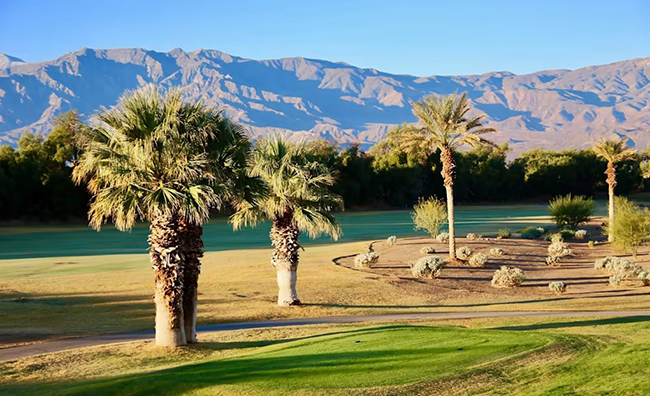 The Hot One - Furnace Creek, California, Mỹ: Sân golf này&nbsp;vô cùng khắc nghiệt bởi nó nằm ở thung lũng Chết, nơi nhiệt độ có thể lên tới 56 độ C - mức cao nhất được ghi nhận trên trái đất. Tuy nhiên, đây vẫn được coi là mát mẻ nếu so với nhiệt độ cao nhất được ghi nhận vào năm 1972 khi nhiệt độ bề mặt mặt đất đạt 93,9 độ C.
