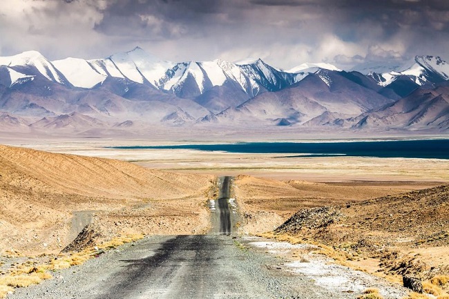20. Dãy núi Pamir, Tajikistan

Dãy núi Pamir là địa điểm hoành tráng nhất của Tajikistan vào mùa đông. Những tháng ngày lạnh giá, phần gồ ghề này của thế giới khơi gợi hứng thú và tò mò của những nhà thám hiểm gan dạ. Họ sẽ tổ chức những hoạt động leo núi và khám phá tại đây.

