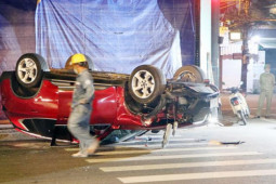 Tin tức trong ngày - Ô tô lật ngửa sau khi húc bay cột đèn, 2 người bò ra khỏi xe cầu cứu