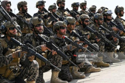 Chán vũ khí Mỹ, đặc nhiệm Badri 313 của Taliban quay lại dùng AK-47