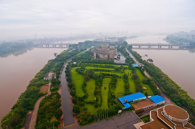 Sân golf Bình Nhưỡng, Triều Tiên: Đây là sân golf&nbsp;duy nhất của quốc gia này. Bị bỏ trống phần lớn thời gian trong năm nhưng các đường dẫn và thảm cỏ vẫn được giữ khá tốt. Mặc dù vậy thì sân golf này là một nơi bí mật mà ít du khách nào được tham quan khi đến Triều Tiên.&nbsp;
