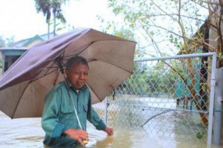 Hàng nghìn ngôi nhà ở miền Trung ngập sâu, nhiều đê kè sạt lở nghiêm trọng