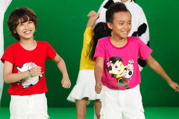 Á quân “Vietnam Idol Kids 2016” bất ngờ chia sẻ loạt ảnh chụp cùng Hồ Văn Cường - 2