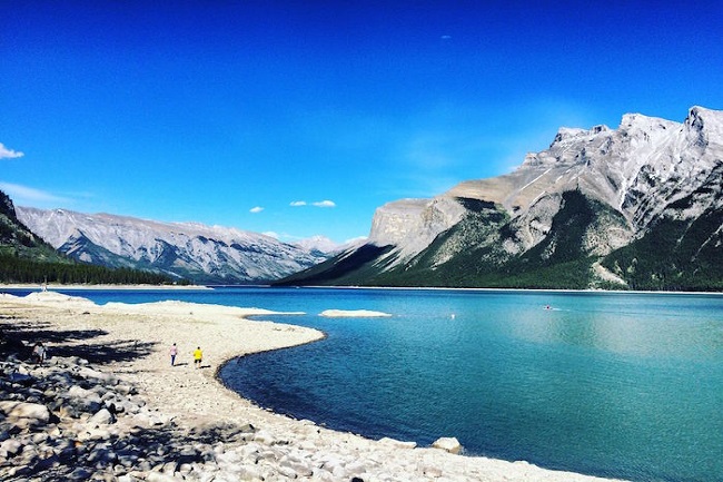 5.&nbsp;Vườn quốc gia Banff, Canada

Điểm thu hút của Vườn quốc gia Banff chắc chắn là hồ Moraine. Nằm cách hồ Louise khoảng 15 km, làn nước trong như pha lê của Moraine sẽ phản chiếu thung lũng Ten Peaks phủ đầy tuyết trắng. Vẻ đẹp ngoạn mục này đã được người Canada in lên tờ tiền 20 đô la của họ trong những năm 1970.
