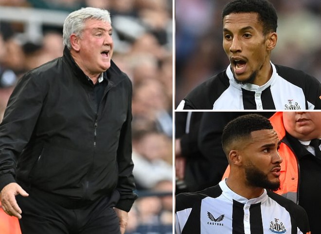 Các cầu thủ Newcastle xô xát với nhau và không hài lòng với HLV Steve Bruce