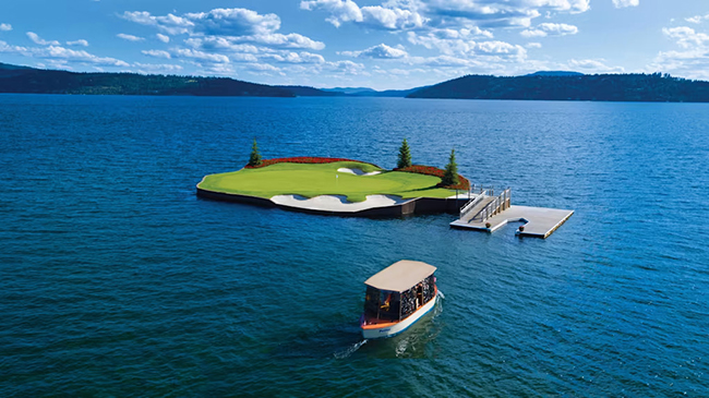The Watery One - 14 Hole, Coeur D’Alene Resort, Idaho, Mỹ: Những người hâm mộ golf thường ví lỗ 17 tại Sawgrass là lỗ khó nhất trong trò chơi bởi bạn phải đánh được bóng &#34;vượt qua đại dương&#34;. Nếu thành công, bạn đã trở thành một người anh hùng và được lên một chiếc thuyền chạy bằng điện để “hạ cánh trên đảo&#34;.&nbsp;
