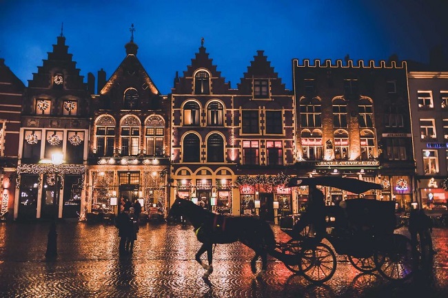 9. Bruges, Bỉ

Với những con hẻm rải sỏi, những con kênh đóng băng và kiến trúc hình “bánh gừng”, Bruges chắc chắn là nơi đẹp nhất trong những tháng mùa đông. Hãy đến vào tháng Giêng hoặc tháng hai khi các khu chợ Giáng sinh nổi tiếng đã đóng cửa và bạn sẽ có cơ hội ở lại cùng với một thị trấn yên bình.
