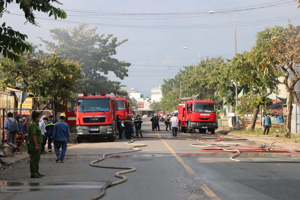 Cảnh sát có mặt chữa cháy