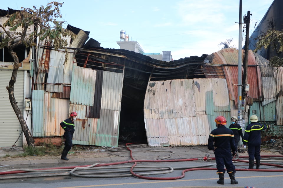 Nhà xưởng ở Sài Gòn cháy dữ dội, nhiều ô tô, xe máy bị thiêu rụi - 3