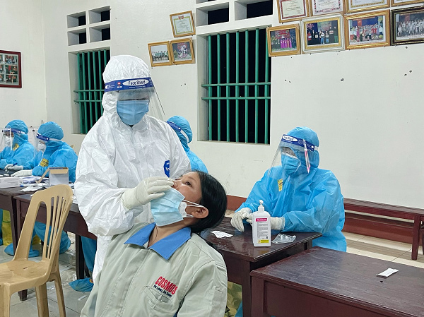 Lực lượng y tế lấy mẫu xét nghiệm COVID-19 cho người dân. Ảnh Sở Y tế Phú Thọ.