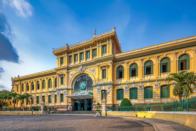Bưu điện trung tâm thành phố mang phong cách kiến trúc Châu Âu kết hợp nét Á Đông tại quận Nhất