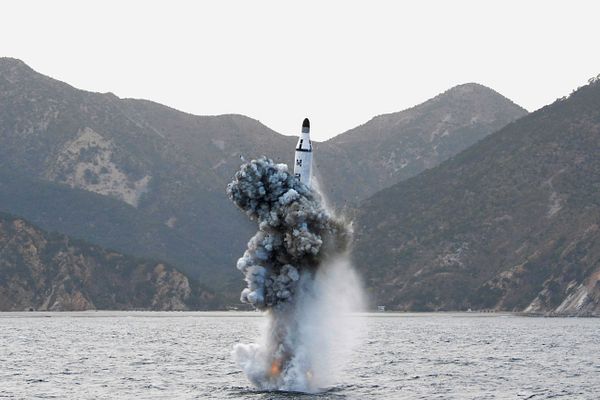 Một vụ phóng thử tên lửa đạn đạo từ dưới nước của Triều Tiên.