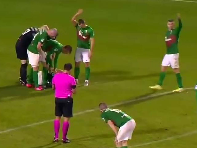 Bóng đá - Thẻ đỏ kỳ dị: Thủ môn nổi điên tấn công đồng đội vì phòng ngự tệ hại