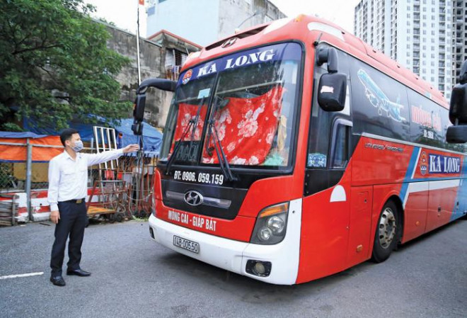Lượng khách ít trong khi phải bỏ ra nhiều chi phí, thu không đủ bù chi làm doanh nghiệp vận tải e dè khi hoạt động trở lại (Trong ảnh: Xe khách liên tỉnh vẫn chưa chuyển bánh tại bến xe Giáp Bát, Hà Nội). Ảnh: Tạ Hải
