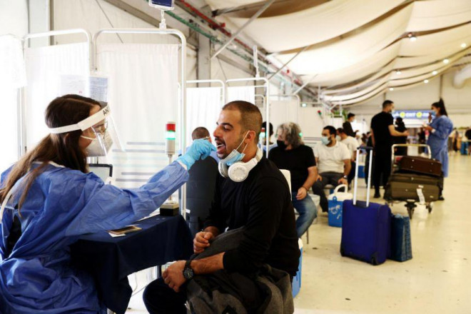 Nhân viên y tế lấy mẫu xét nghiệm tại sân bay quốc tế Ben Gurion. Ảnh: Reuters