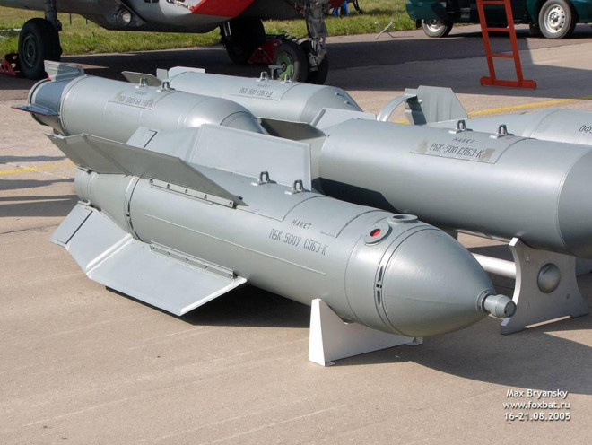 Phương tiện mang bom Drel không cần
đi vào khu vực phòng không của đối phương, quả bom có cả cơ chế dẫn
đường quán tính và định vị vệ tinh GLONASS, cũng như tổ hợp nhận
dạng địch - ta, đi kèm khí tài chống tác chiến điện tử của đối
phương.