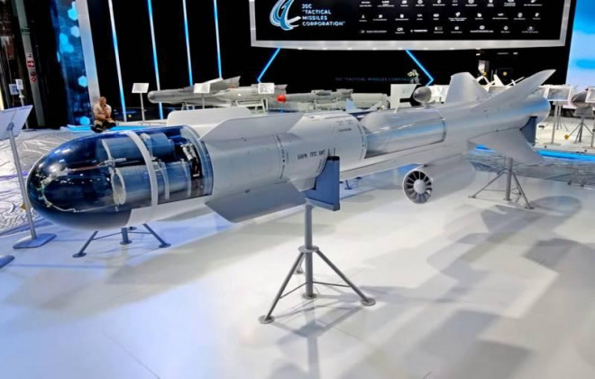 Loại tên lửa không đối đất này được
trang bị đầu đạn xuyên giáp nặng 320 kg, có khả năng tấn công mục
tiêu ở cự ly lên đến 115 km, nó rất hiệu quả để chống lại boongke
và tất cả các loại công sự.