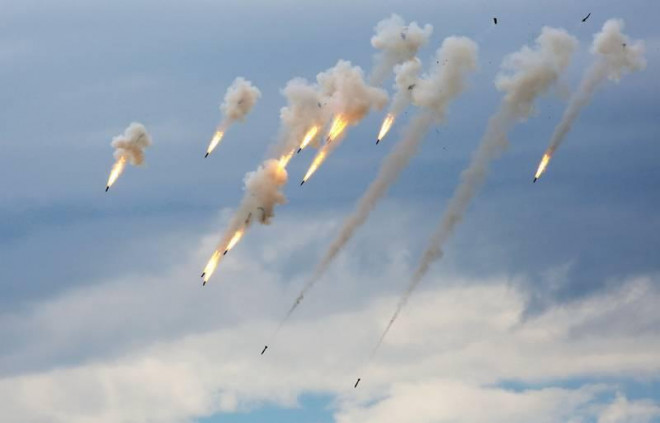 Mỗi quả bom mẹ loại này chứa 15 quả
bom con, đây là loại đạn chống tăng chuyên dụng nặng khoảng 15 kg,
mỗi quả có khả năng bắn trúng các mục tiêu bọc thép di chuyển với
tốc độ nhanh.