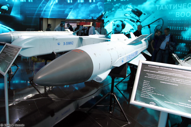 Ngoài họ Kh-59, Su-57 còn được trang
bị tên lửa Kh-58, vũ khí này tối ưu hóa cho nhiệm vụ vô hiệu hóa
radar và các phương tiện phòng không. Biến thể Kh-58UShKE với tầm
bắn hơn 150 km là loại đạn lý tưởng cho vai trò "bắn tỉa".