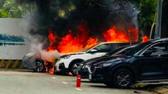 Hiện trường chiếc xe Peugeot bị Khổng Minh Toàn đốt do ghen tuông