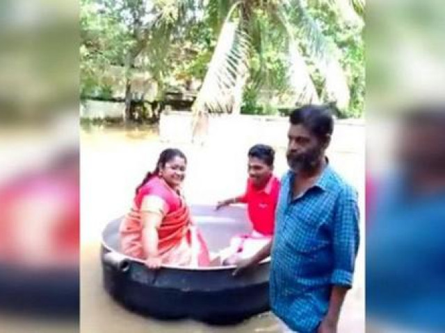 Bạn trẻ - Cuộc sống - Cặp đôi Ấn Độ "cưỡi" nồi vượt lũ đến lễ đường làm đám cưới