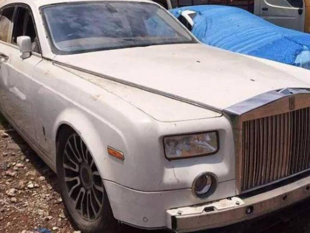 Ô tô - Xót xa khi thấy hàng loạt xế sang Rolls-Royce bị phủ bụi, rỉ sét