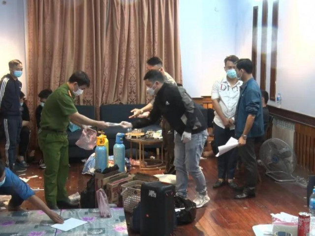 Pháp luật - Bắt quả tang 15 đối tượng đang "bay lắc" giữa mùa dịch