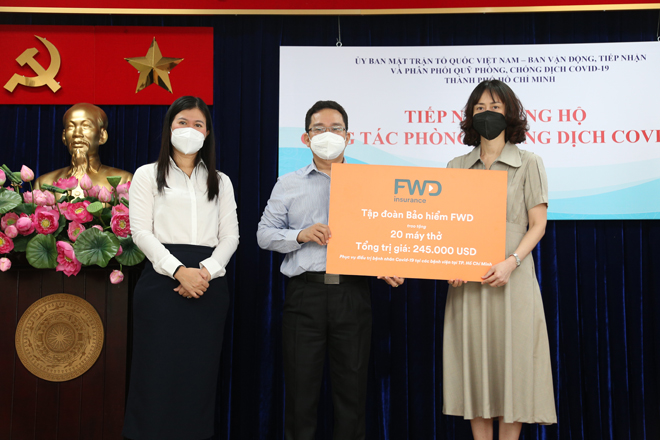 Chị Nguyễn Phương Anh - Phó Tổng Giám đốc Phát triển các Dự án Chiến lược và Thương hiệu FWD Việt Nam trao 20 máy thở cho Ủy ban MTTQ TP.HCM