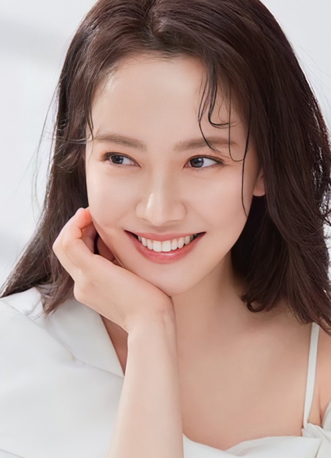 Song Ji Hyo&nbsp;hiện tại nổi tiếng nhờ&nbsp;tham gia show truyền hình thực tế "Running man". Cô gây chú ý với&nbsp;vẻ ngoài trẻ trung, tươi tắn.
