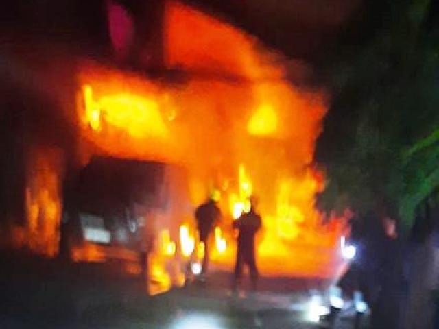 Tin tức trong ngày - Công ty thực phẩm ở Sài Gòn chìm trong “biển lửa” lúc rạng sáng