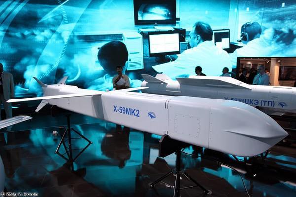 Liệu Su-57 có thể mang theo cả
Kh-59MK (tầm bắn 285 km) và Kh-59MK2 (để tấn công cả mục tiêu đứng
yên lẫn di động), cũng như Kh-59MKM (xuyên bê tông cốt thép dày 3
m) hay không hiện vẫn chưa được thông báo rõ ràng.