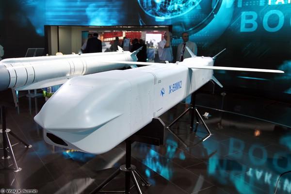 Nhưng theo giới phân tích, Su-57 hoàn
toàn đủ khả năng sử dụng tất cả những loại vũ khí trên, cho dù
không phải tất cả đều có thể nhét vào khoang trong thân.