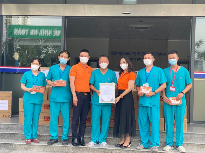 Đại diện FWD trao tặng 2.000 phần quà thiết thực đến các y bác sỹ tại các bệnh viện dã chiến điều trị Covid-19