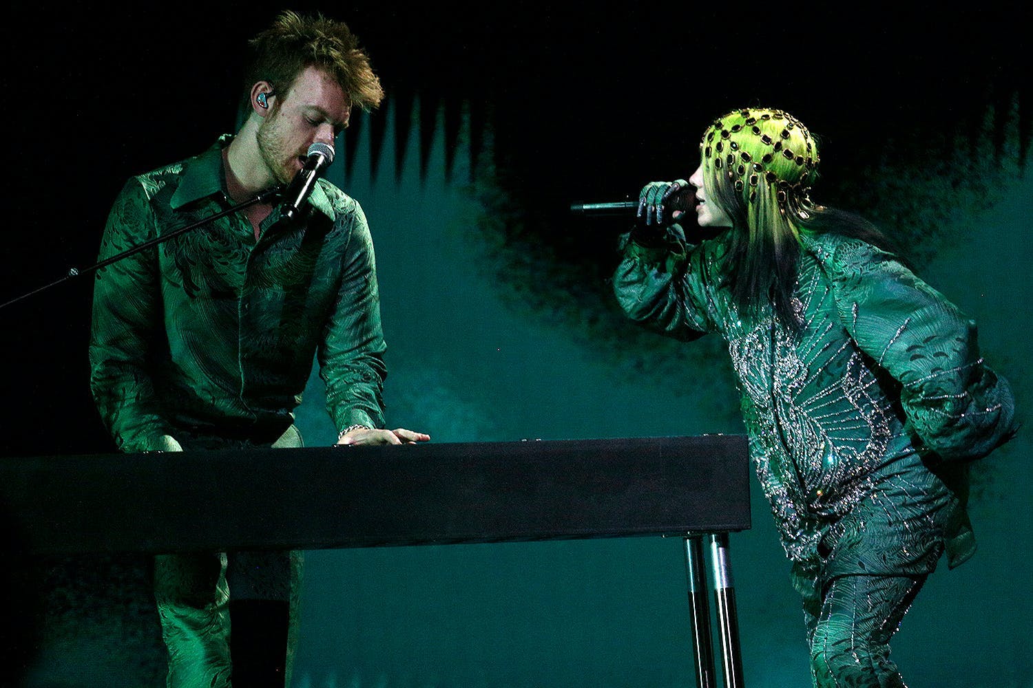 Eilish và Finneas chọn trang phục xanh lá cây cho màn trình diễn trong Lễ trao giải Grammy 2021