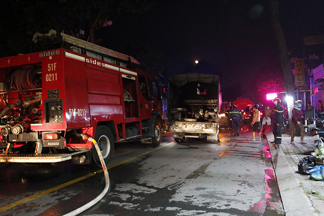 Cảnh sát có mặt dập lửa