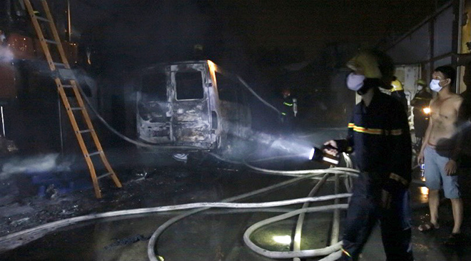 Hơn 1 giờ sau đám cháy được dập tắt.