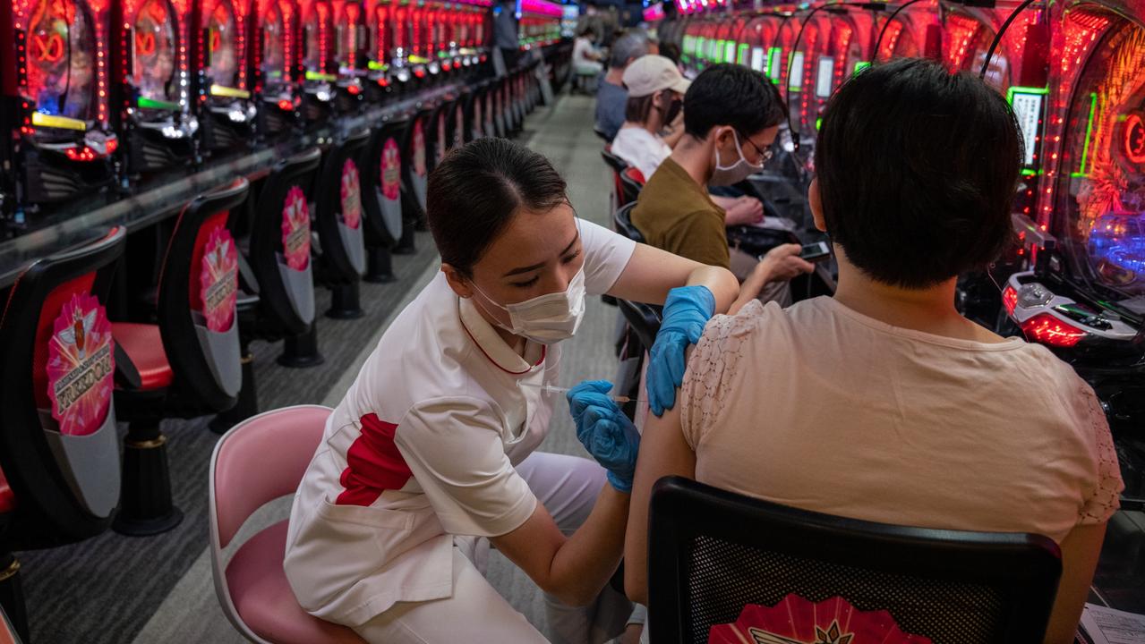 Thành công trong triển khai tiêm chủng là một yếu tố chính giúp số ca nhiễm Covid-19 ở Nhật Bản giảm. Ảnh: Getty