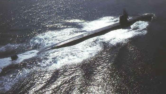 Tàu ngầm USS Baton Rouge trong một buổi chiều đầy nắng (ảnh: NI)