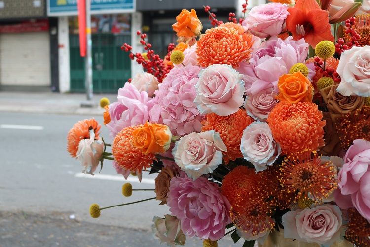 Do ảnh hưởng của dịch Covid-19, nhu cầu mua hoa tươi ở phân khúc giá cao giảm mạnh so với năm ngoái. (Ảnh: Flower Box)