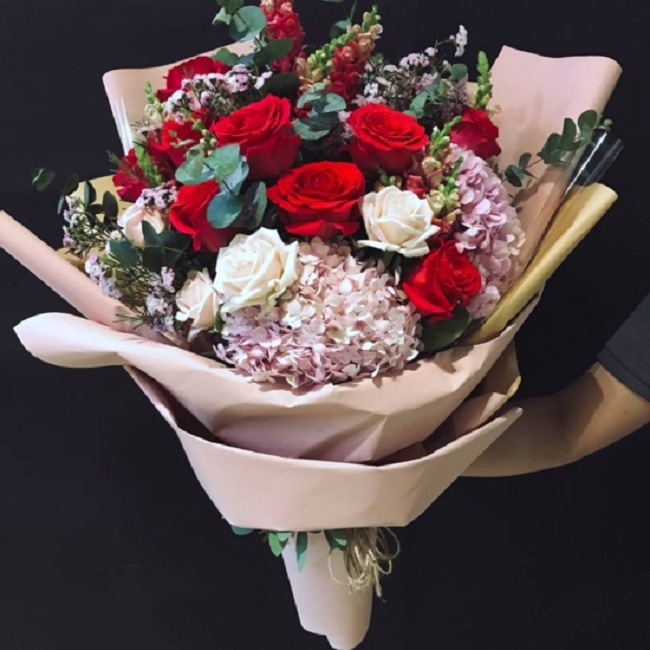 Một bó hoa kèm tấm thiệp đẹp và những lời chúc âu yếm đủ nói thay tình cảm của bạn dành cho nàng