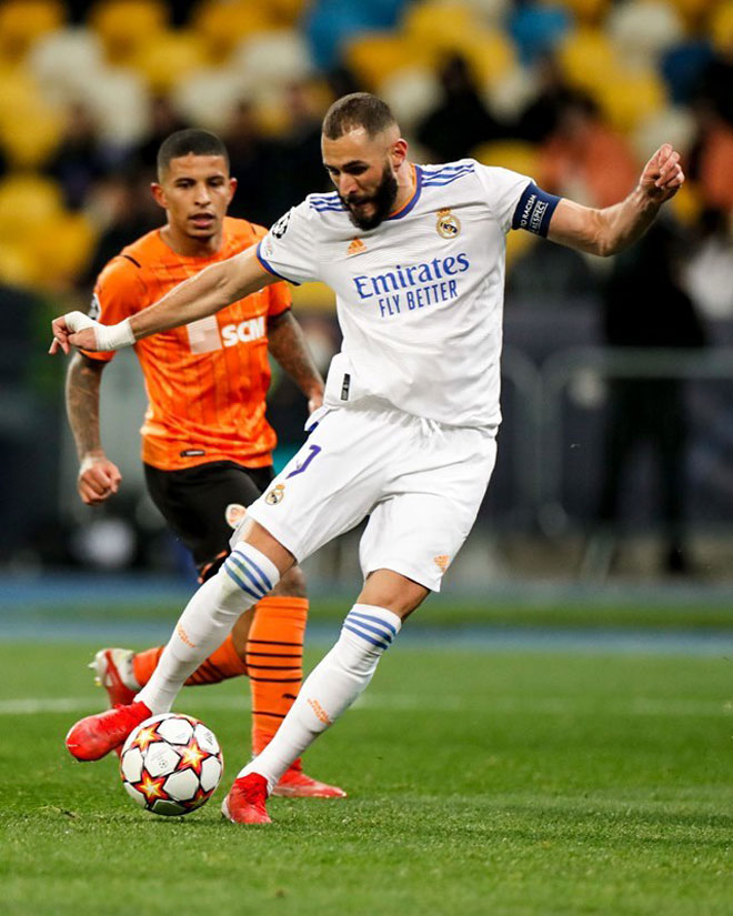 Karim Benzema ghi bàn ấn định đại thắng 5 sao của Real Madrid trên sân của Shakhtar Donetsk để sánh ngang tiền bối Santillana và trở thành chân sút xuất sắc thứ tư trong lịch sử "Kền kền trắng"
