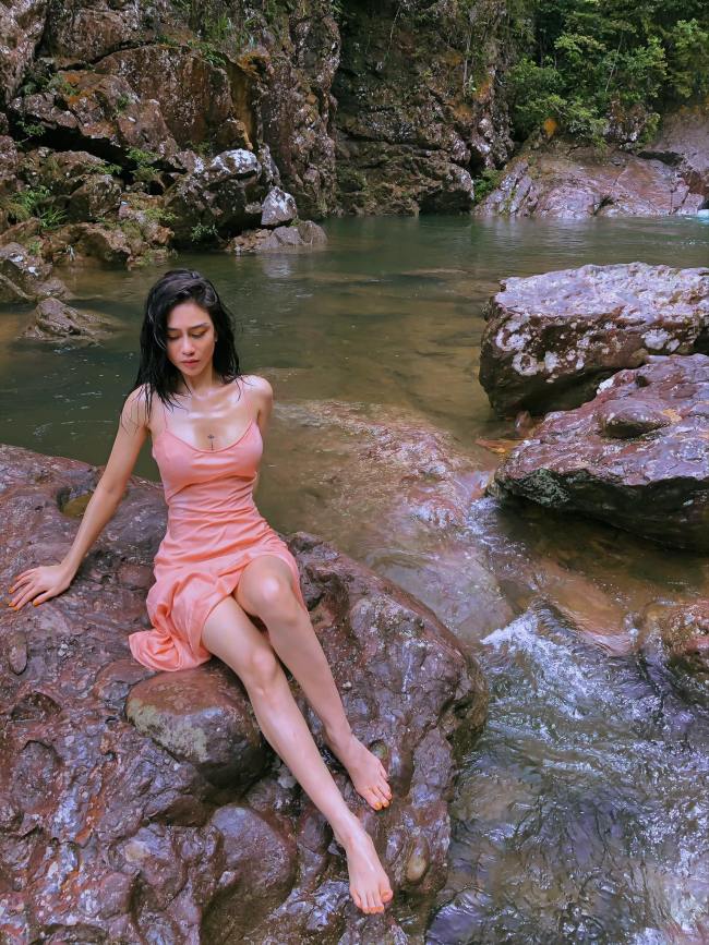 Không chỉ mặc đồ bơi, cô còn chọn thiết kế váy màu hồng nữ tính mang lại chất đẹp rất thơ giữa không gian thiên nhiên.
