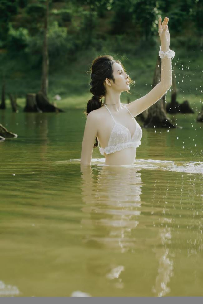 Để có những shoot hình ấn tượng, cô không ngại ngâm mình dưới nước nhiều giờ đồng hồ.
