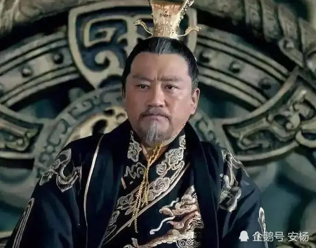 Hình ảnh một hoàng đế trên phim truyền hình Trung Quốc.