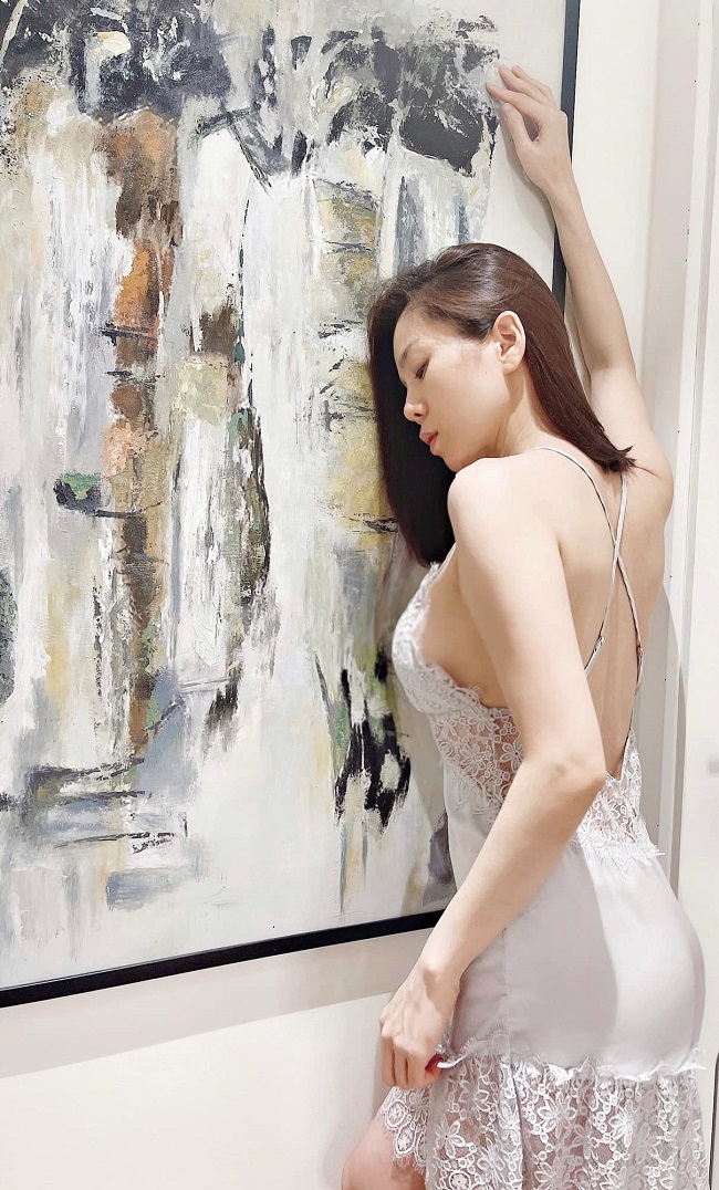 Nữ ca sĩ tạo dáng trong bộ váy ngủ gợi cảm.
