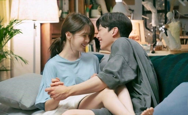 Tới bộ phim tình cảm 'Nevertheless' được gắn mác 18+ này, Han So Hee liên tục có cảnh giường chiếu với bạn diễn nam.
